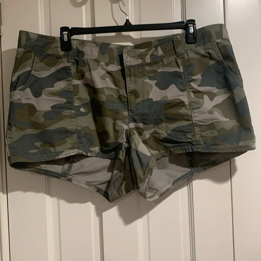 🤎💚Camo Shorts💚🤎 - Picture 1 of 10